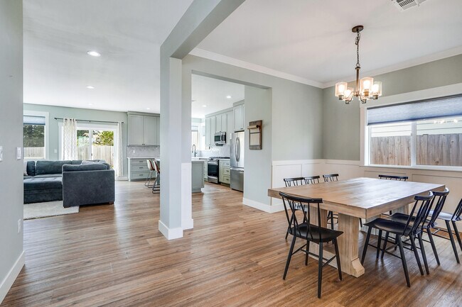 Foto del edificio - 1132 Thunderbird Ave S