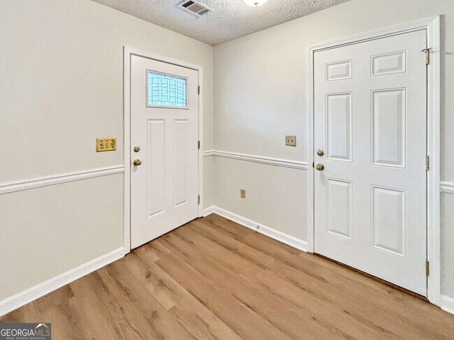 Building Photo - 1819 Cres Hill Dr NW