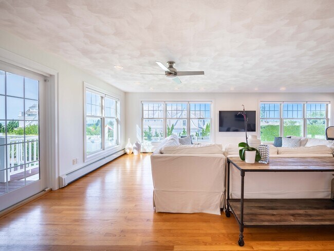 Foto del edificio - 573 Wolcott Ave