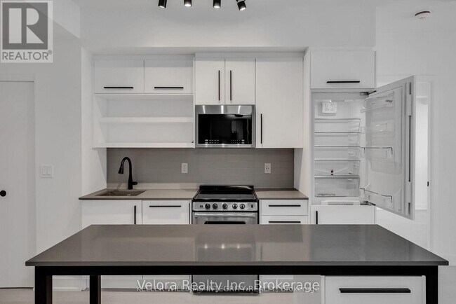 Building Photo - 560 Rideau St
