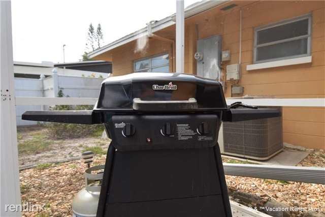 Building Photo - 100 Aurora St E