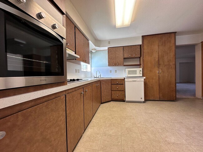 Photo - Lewis & Clark Graduate/Law Students ONLY Apartment