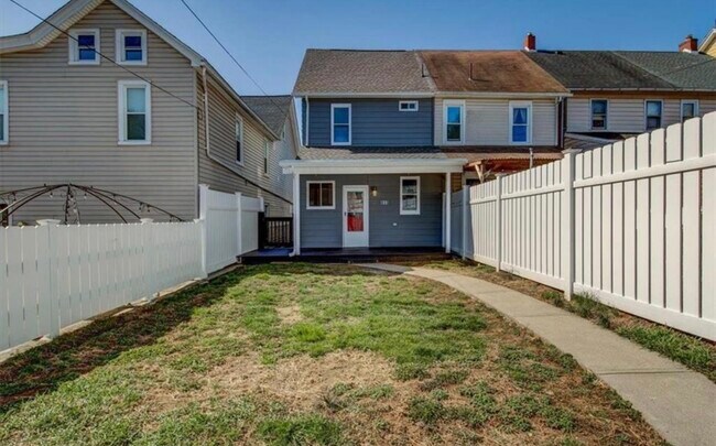 Building Photo - 833 N Hoffert St