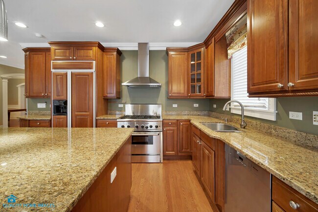 Building Photo - 420 Pine Manor Dr