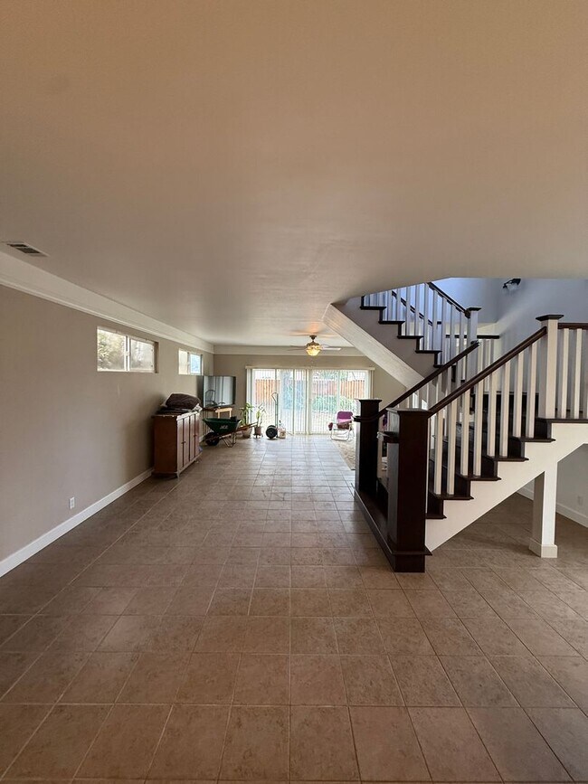 Foto del edificio - Centrally Located Large Two Story Home wit...