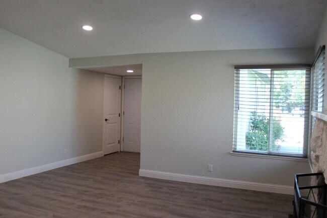 Building Photo - Make Shadow Lane Your Home!!