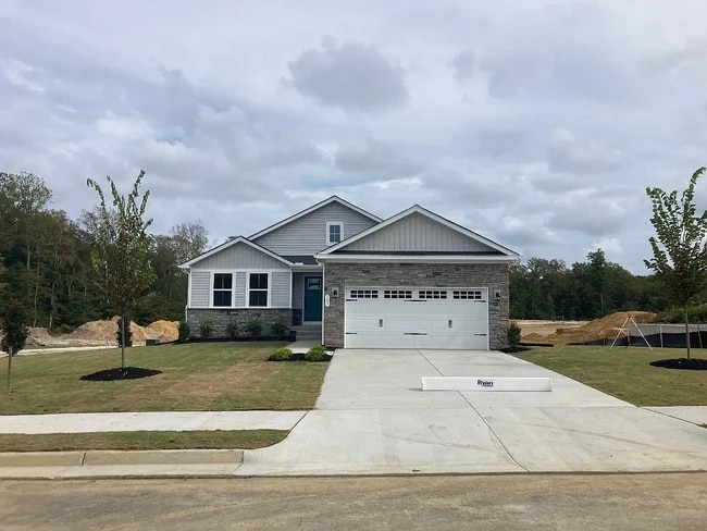 Corner lot with plenty of parking space - 101 Martha Washington Pky