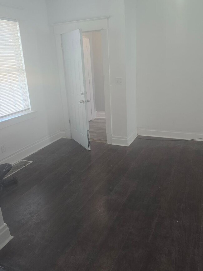 Building Photo - Three Bed 1 Bath Apartment for Rent!