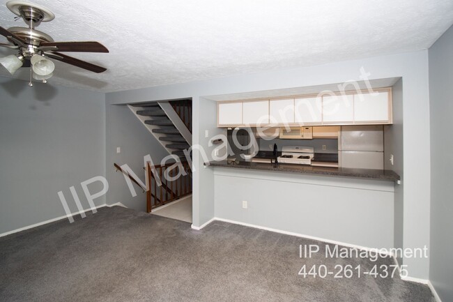 Building Photo - Spacious Updated 2 Bedroom Townhouse in Wi...