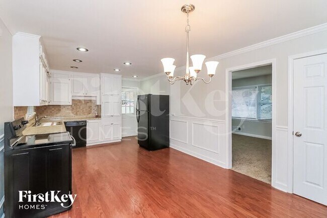 Building Photo - 5721 Crestview Dr