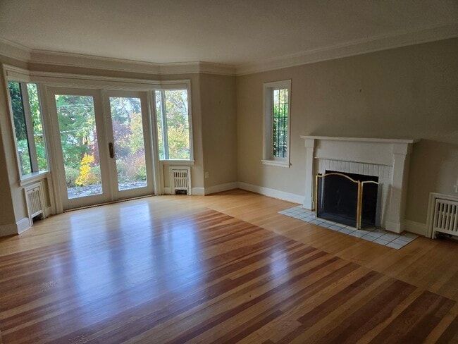 Building Photo - 2876 Seaview Rd