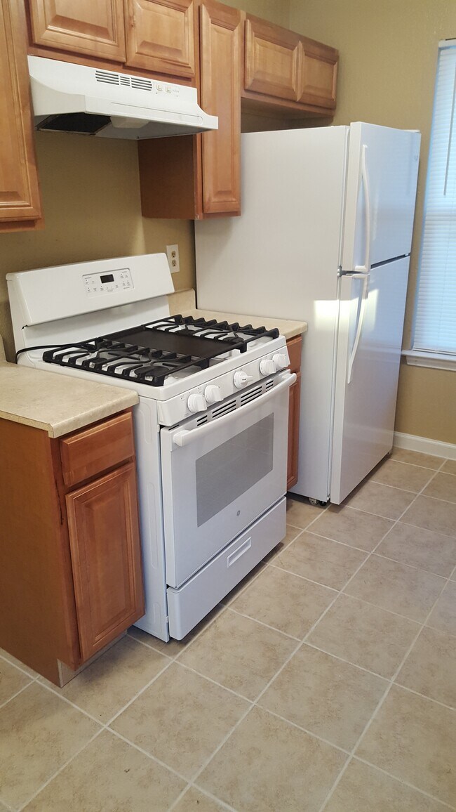 Kitchen - 904 Bret Ln