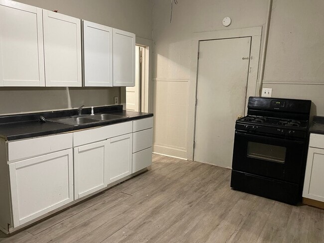 Building Photo - 1 Bed 1 Bath House with bonus room-Available Now