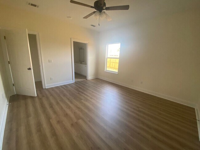 Foto del edificio - Spacious 3Bed/2Ba Home, Centrally Located ...