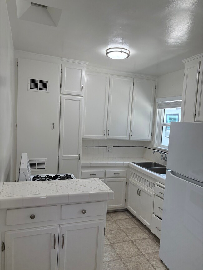 Kitchen - 2202 Ocean Park Blvd
