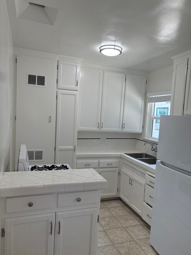 Kitchen - 2202 Ocean Park Blvd