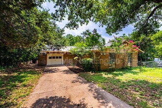 Building Photo - 4601 Lennox Dr