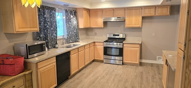 Building Photo - 6836 Rycroft Dr