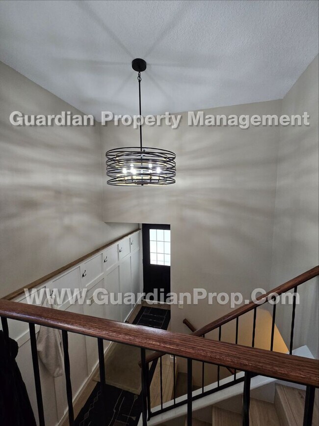Foto del edificio - Chanhassen updated Townhome, Park view, 2 Car Garage, Large deck + Walkout Patio, available Aug