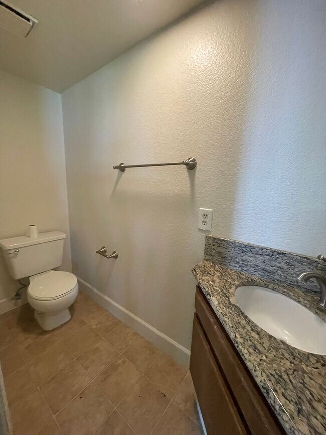 Foto del edificio - 3 Bedroom 2.5 Bath Home with Huge Covered Patio in Backyard!