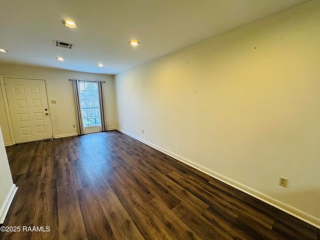 Foto del edificio - 2419 Robley Dr