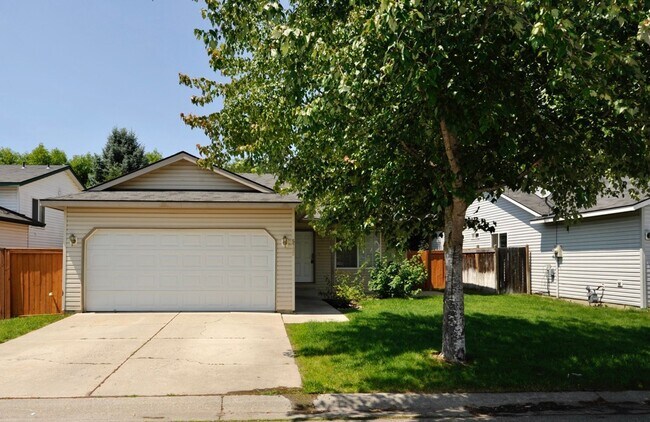 Foto del edificio - 4 bed 2 bath-- CDA Place Community