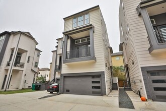 Building Photo - 1537 W 24th St