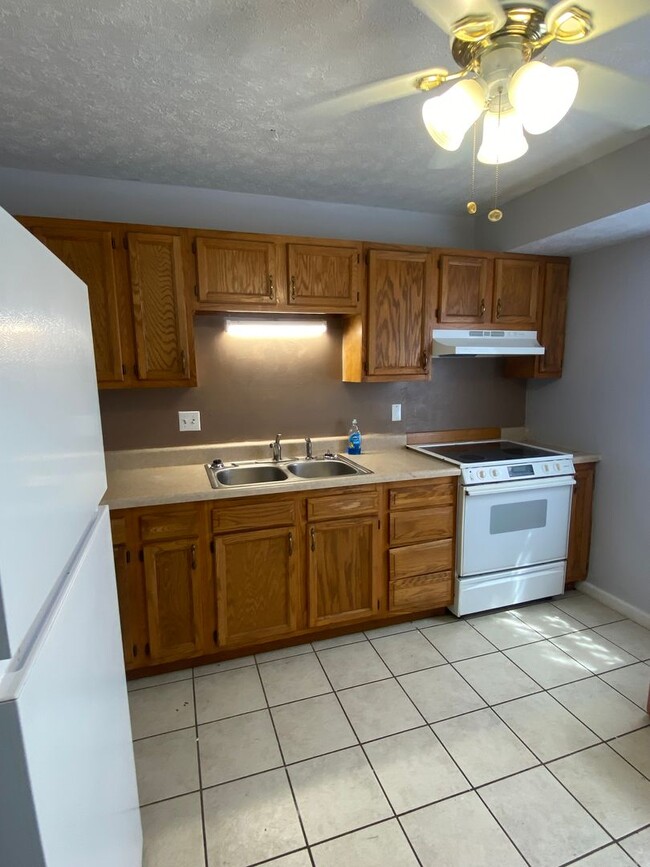 Building Photo - 122 Oakwood Rd