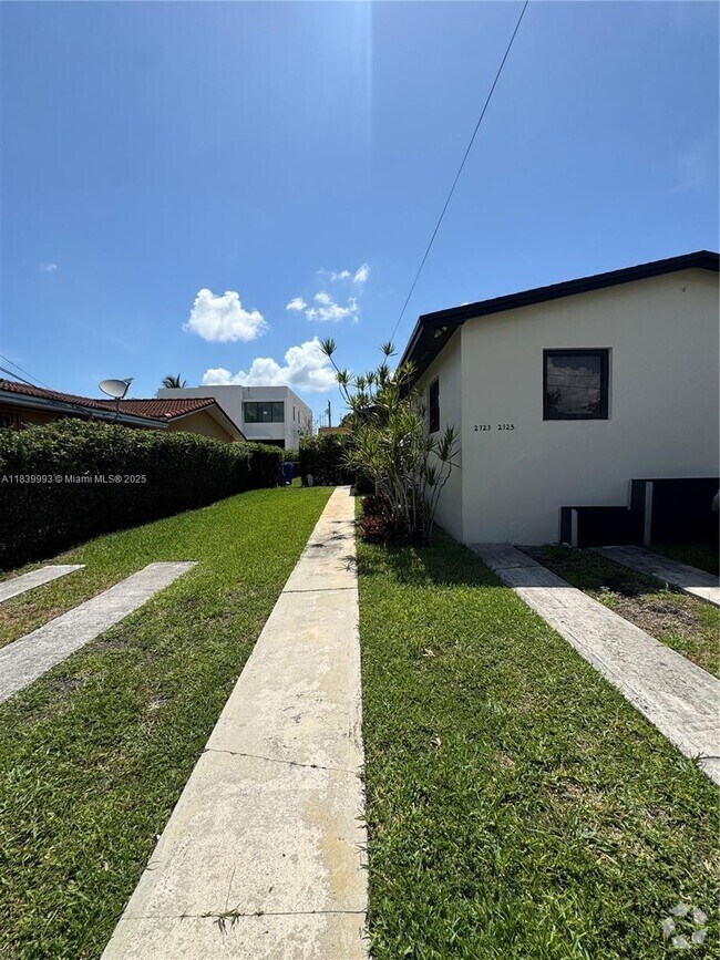 Building Photo - 2723 SW 31st Ct