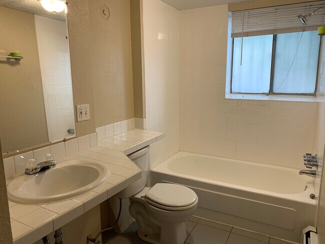 Foto del edificio - 1148 N Washington St