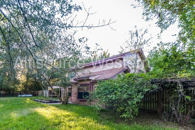Foto del edificio - 17027 Forest Trail Dr