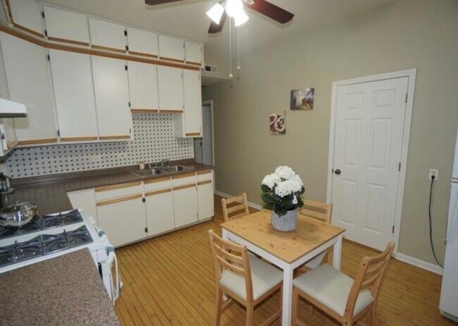 Foto del edificio - 2239 N Western Ave