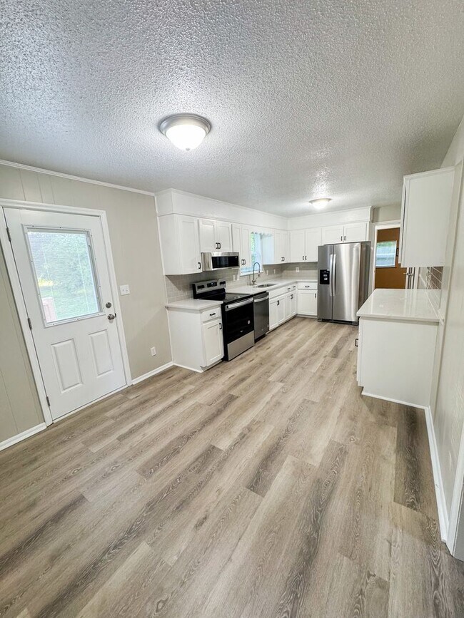 Foto del edificio - Completely Remodeled 4-Bedroom 2-Bath home...