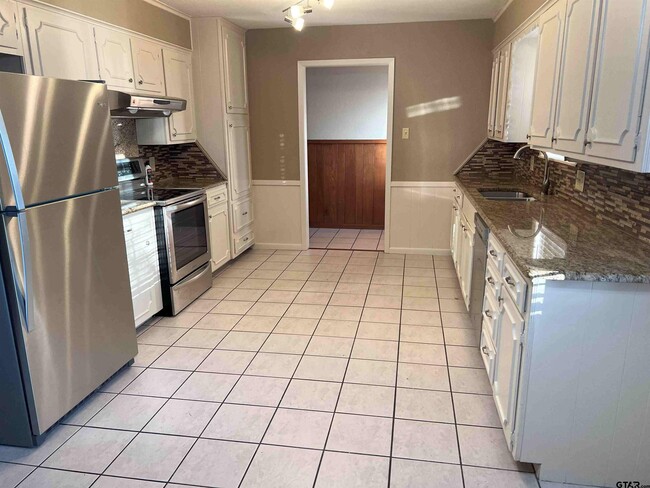 Building Photo - 7415 Hollyoak Dr