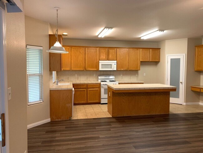 Foto del edificio - Beautiful 4 bed home in Northwest Bakersfi...