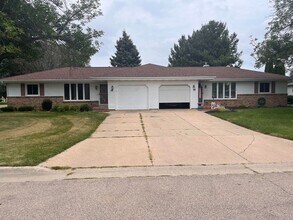 Building Photo - 218-220 Lyndhurst Dr