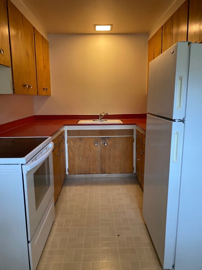 Building Photo - 573 Highland Dr
