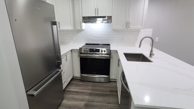 Building Photo - Recently Renovated 2 Bed + 2 Bath Home in ...