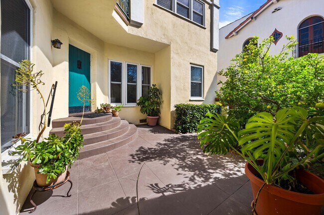 Foto del edificio - 166 N Arnaz Dr