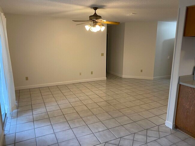 Building Photo - 140 Royal Cir