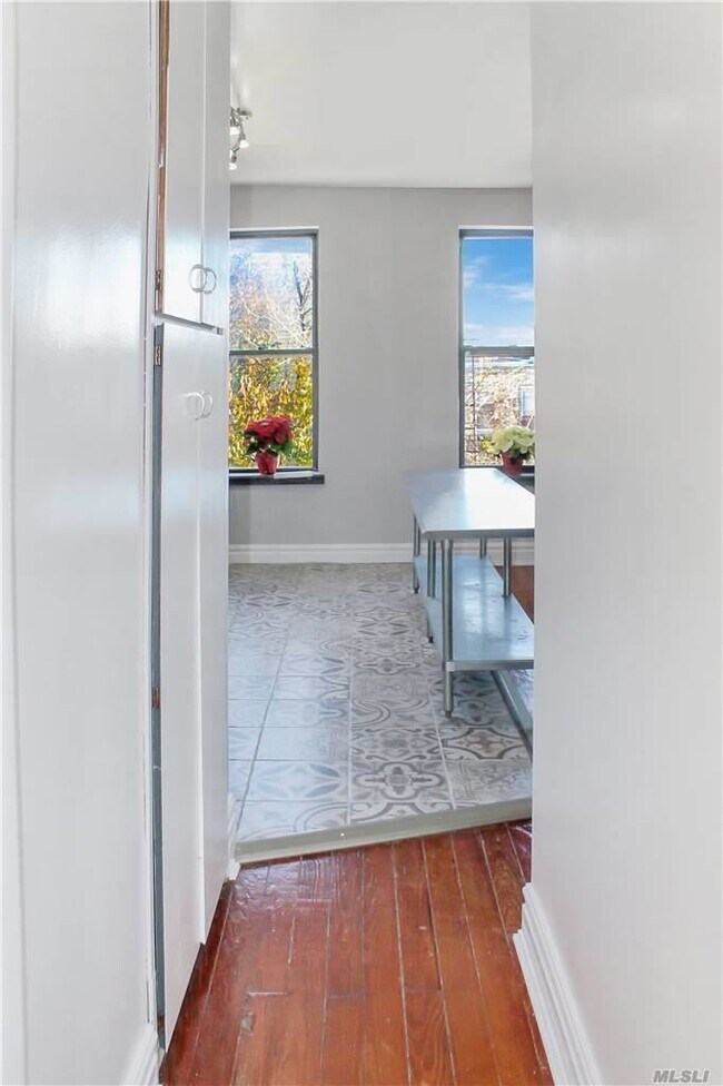 Foto del edificio - 18-64 Dekalb Ave