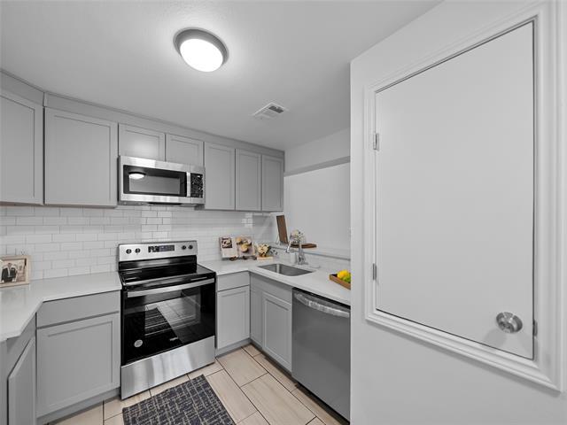 Foto del edificio - 8545 Midpark Rd