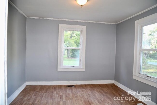 Building Photo - 615 Marion St