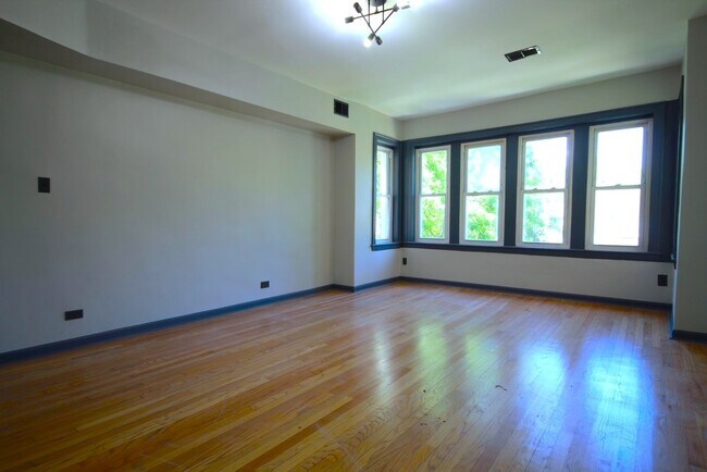 Building Photo - 6645 S Saint Lawrence Ave