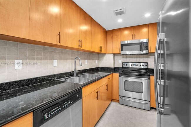 Building Photo - 10350 W Bay Harbor Dr