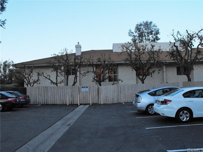 Ventana de la cocina con vista al estacionamiento de invitados. - 4708 Park Granada Park