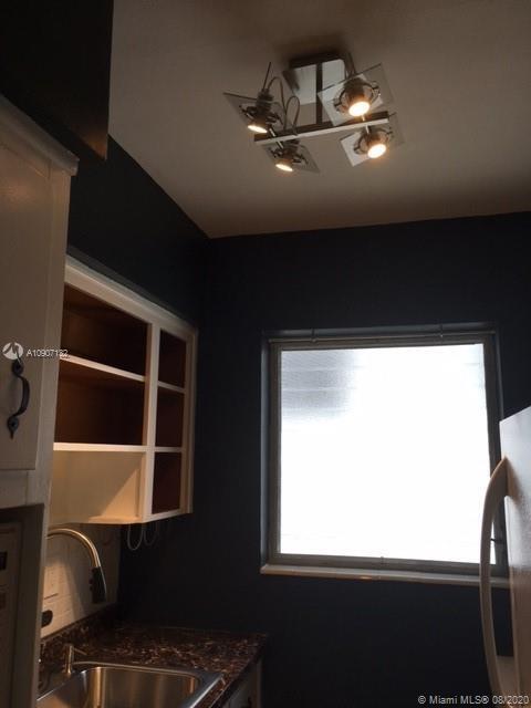 Foto del edificio - 8132 Harding Ave