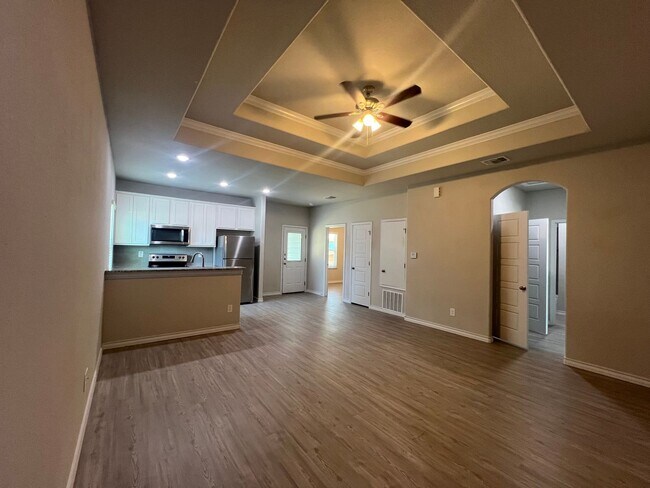 Building Photo - Elegant Home in Seguin!