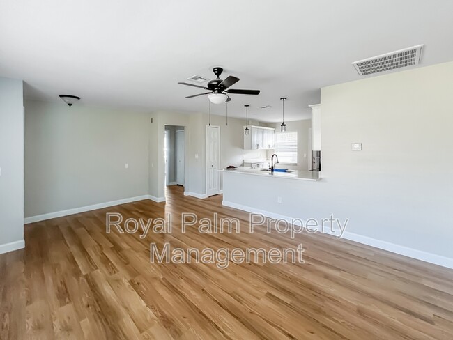 Foto del edificio - 328 Cape Coral Pkwy W