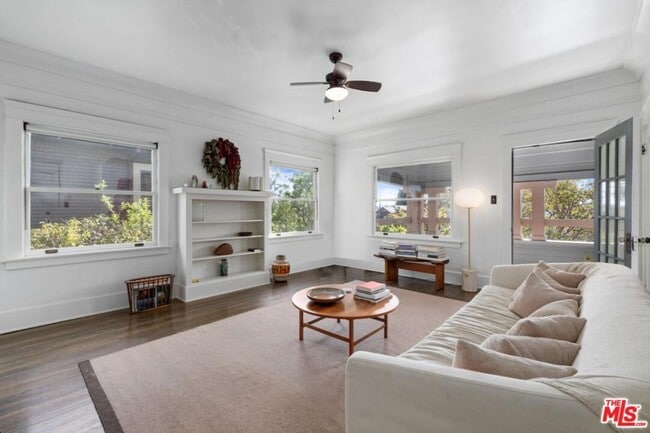 Photo - 2938 1/2 S La Salle Ave Apartments